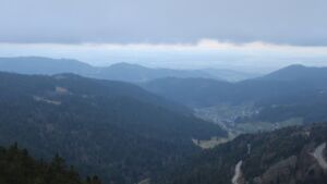 Dieses Bild zeigt eine Webcam-Aufnahme vom Achertal, aufgenommen am Sonntag, den 01.03.2026 um 07:50 Uhr. Die Temperatur betrug 3.2°C.