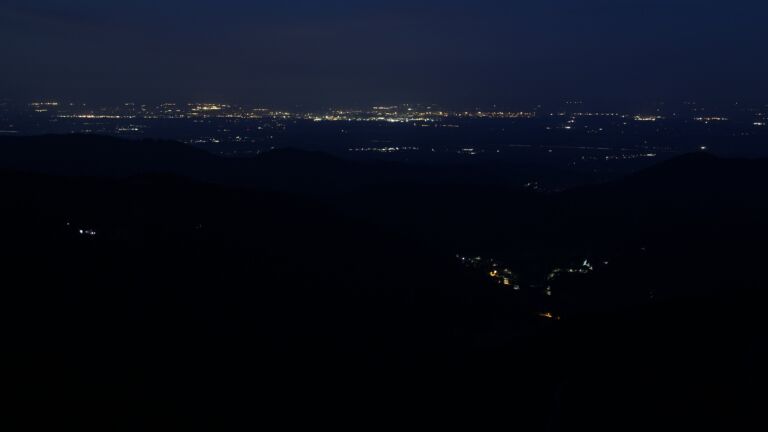 Dieses Bild zeigt eine Webcam-Aufnahme vom Achertal, aufgenommen am Freitag, den 11.07.2025 um 04:20 Uhr. Die Temperatur betrug 13.8°C.