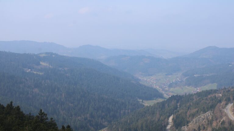 Dieses Bild zeigt eine Webcam-Aufnahme vom Achertal, aufgenommen am Sonntag, den 22.03.2026 um 12:00 Uhr. Die Temperatur betrug 3.9°C.