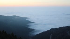 Dieses Bild zeigt eine Webcam-Aufnahme vom Achertal, aufgenommen am Samstag, den 13.12.2025 um 16:30 Uhr. Die Temperatur betrug 8.2°C.