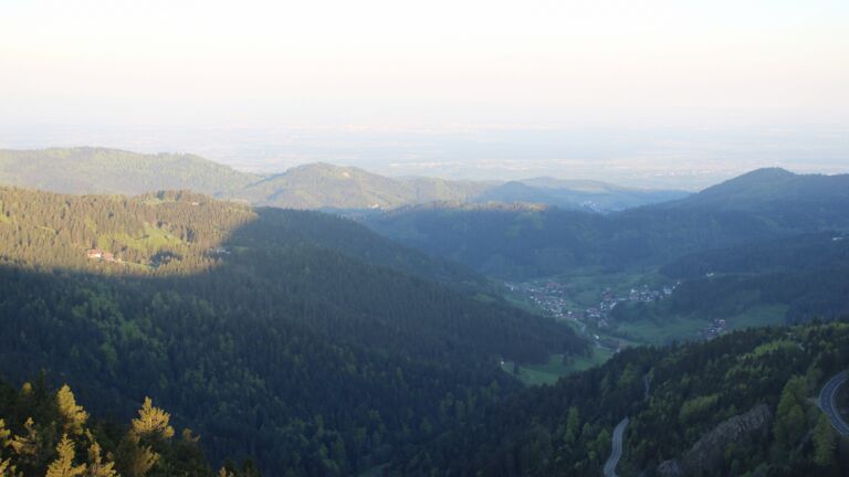 Dieses Bild zeigt eine Webcam-Aufnahme vom Achertal, aufgenommen am Mittwoch, den 30.04.2025 um 06:50 Uhr. Die Temperatur betrug 14.6°C.