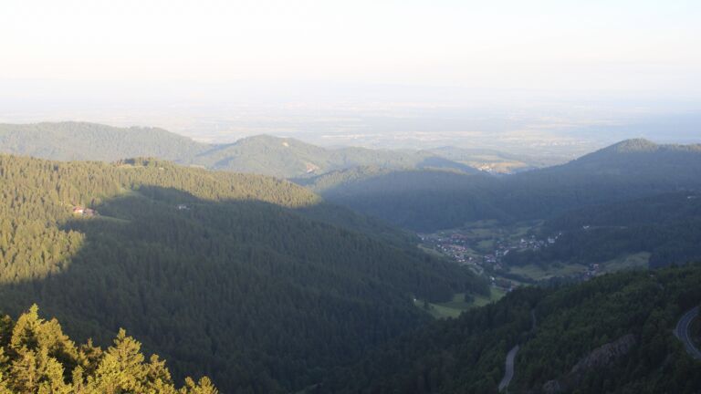 Dieses Bild zeigt eine Webcam-Aufnahme vom Achertal, aufgenommen am Freitag, den 30.05.2025 um 06:20 Uhr. Die Temperatur betrug 15.2°C.