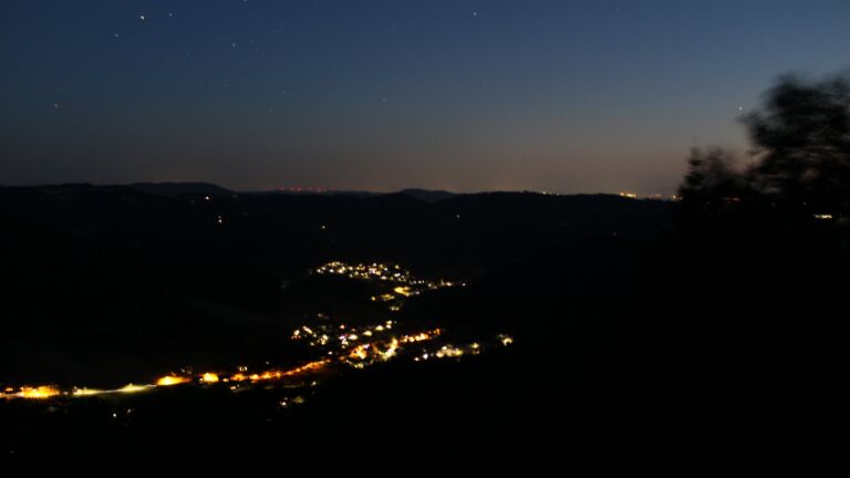 Dieses Bild zeigt eine Webcam-Aufnahme vom Achertal, aufgenommen am Mittwoch, den 12.08.2026 um 22:00 Uhr. Die Temperatur betrug 24.3°C.
