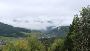 Dieses Bild zeigt eine Webcam-Aufnahme vom Achertal, aufgenommen am Sonntag, den 18.10.2026 um 13:20 Uhr. Die Temperatur betrug 8.2°C.