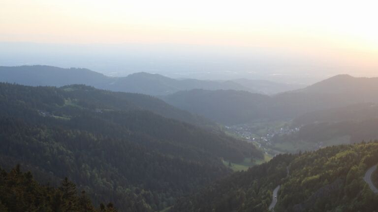 Dieses Bild zeigt eine Webcam-Aufnahme vom Achertal, aufgenommen am Samstag, den 09.05.2026 um 20:30 Uhr. Die Temperatur betrug 13.6°C.