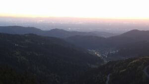 Dieses Bild zeigt eine Webcam-Aufnahme vom Achertal, aufgenommen am Freitag, den 24.04.2026 um 21:10 Uhr. Die Temperatur betrug 11.5°C.