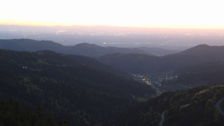 Dieses Bild zeigt eine Webcam-Aufnahme vom Achertal, aufgenommen am Freitag, den 24.04.2026 um 21:10 Uhr. Die Temperatur betrug 11.5°C.