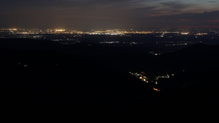 Dieses Bild zeigt eine Webcam-Aufnahme vom Achertal, aufgenommen am Montag, den 19.05.2025 um 22:30 Uhr. Die Temperatur betrug 11.7°C.