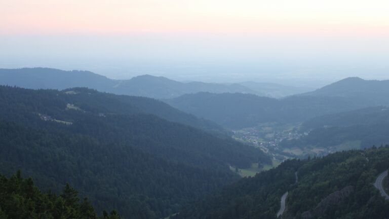 Dieses Bild zeigt eine Webcam-Aufnahme vom Achertal, aufgenommen am Mittwoch, den 18.06.2025 um 21:40 Uhr. Die Temperatur betrug 18.8°C.