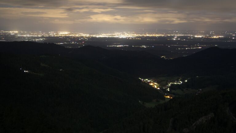 Dieses Bild zeigt eine Webcam-Aufnahme vom Achertal, aufgenommen am Freitag, den 12.09.2025 um 00:00 Uhr. Die Temperatur betrug 10.3°C.