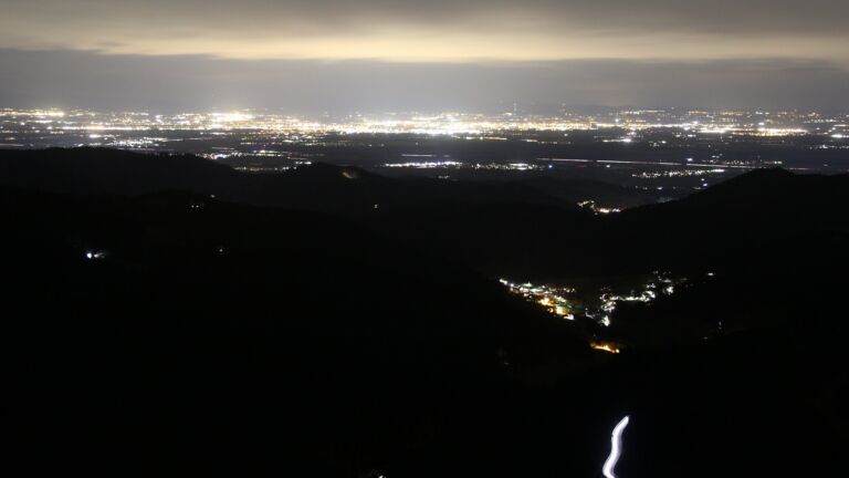 Dieses Bild zeigt eine Webcam-Aufnahme vom Achertal, aufgenommen am Freitag, den 13.03.2026 um 22:00 Uhr. Die Temperatur betrug 7.8°C.