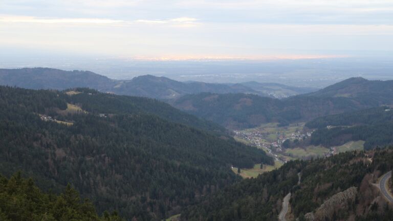 Dieses Bild zeigt eine Webcam-Aufnahme vom Achertal, aufgenommen am Freitag, den 19.12.2025 um 08:50 Uhr. Die Temperatur betrug 6.9°C.