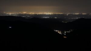 Dieses Bild zeigt eine Webcam-Aufnahme vom Achertal, aufgenommen am Montag, den 23.03.2026 um 01:30 Uhr. Die Temperatur betrug 7.4°C.