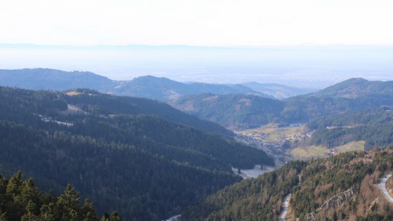 Dieses Bild zeigt eine Webcam-Aufnahme vom Achertal, aufgenommen am Donnerstag, den 01.01.2026 um 13:20 Uhr. Die Temperatur betrug -4.2°C.