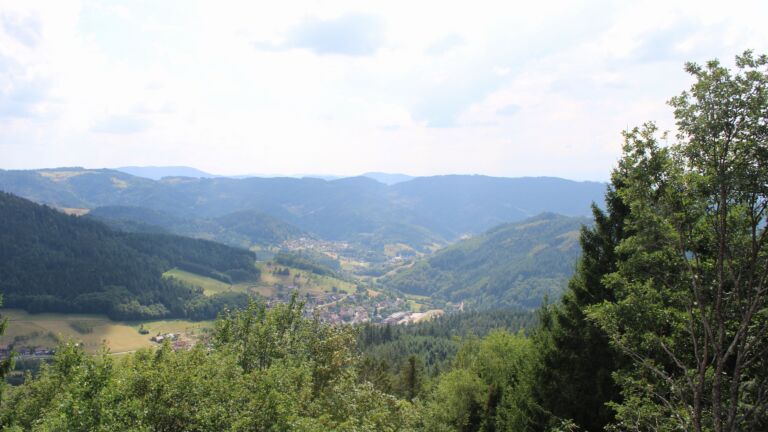 Dieses Bild zeigt eine Webcam-Aufnahme vom Achertal, aufgenommen am Mittwoch, den 05.08.2026 um 15:40 Uhr. Die Temperatur betrug 30.3°C.