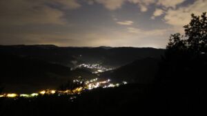 Dieses Bild zeigt eine Webcam-Aufnahme vom Achertal, aufgenommen am Freitag, den 17.07.2026 um 23:30 Uhr. Die Temperatur betrug 15.8°C.