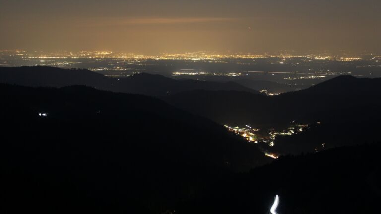 Dieses Bild zeigt eine Webcam-Aufnahme vom Achertal, aufgenommen am Sonntag, den 22.03.2026 um 20:10 Uhr. Die Temperatur betrug 5.2°C.