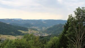 Dieses Bild zeigt eine Webcam-Aufnahme vom Achertal, aufgenommen am Samstag, den 15.08.2026 um 13:20 Uhr. Die Temperatur betrug 28.1°C.