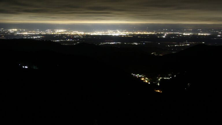 Dieses Bild zeigt eine Webcam-Aufnahme vom Achertal, aufgenommen am Mittwoch, den 29.10.2025 um 03:00 Uhr. Die Temperatur betrug 5.8°C.