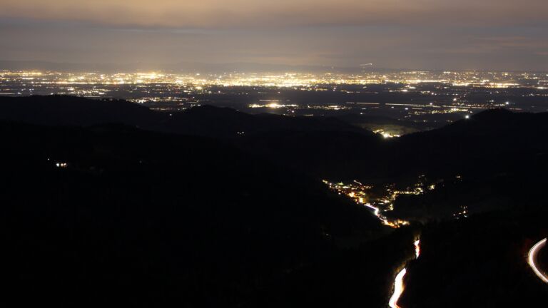 Dieses Bild zeigt eine Webcam-Aufnahme vom Achertal, aufgenommen am Mittwoch, den 29.10.2025 um 18:10 Uhr. Die Temperatur betrug 10.8°C.