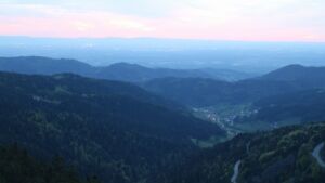 Dieses Bild zeigt eine Webcam-Aufnahme vom Achertal, aufgenommen am Montag, den 27.04.2026 um 21:00 Uhr. Die Temperatur betrug 10.8°C.