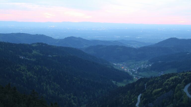 Dieses Bild zeigt eine Webcam-Aufnahme vom Achertal, aufgenommen am Montag, den 27.04.2026 um 21:00 Uhr. Die Temperatur betrug 10.8°C.