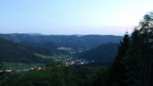 Dieses Bild zeigt eine Webcam-Aufnahme vom Achertal, aufgenommen am Freitag, den 22.05.2026 um 21:50 Uhr. Die Temperatur betrug 20.4°C.