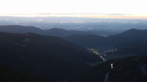 Dieses Bild zeigt eine Webcam-Aufnahme vom Achertal, aufgenommen am Sonntag, den 01.03.2026 um 18:50 Uhr. Die Temperatur betrug 7.4°C.