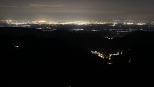 Dieses Bild zeigt eine Webcam-Aufnahme vom Achertal, aufgenommen am Donnerstag, den 16.04.2026 um 22:30 Uhr. Die Temperatur betrug 10.5°C.