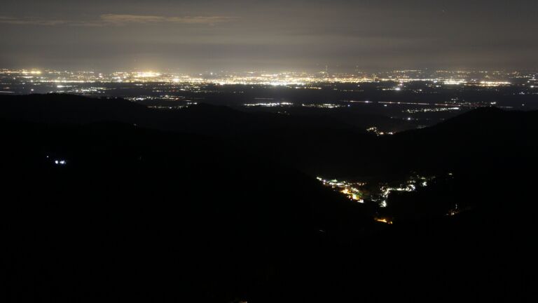 Dieses Bild zeigt eine Webcam-Aufnahme vom Achertal, aufgenommen am Donnerstag, den 16.04.2026 um 22:30 Uhr. Die Temperatur betrug 10.5°C.