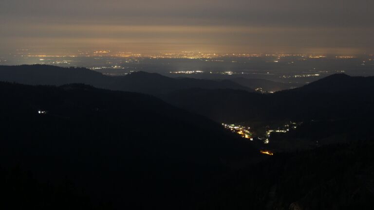 Dieses Bild zeigt eine Webcam-Aufnahme vom Achertal, aufgenommen am Sonntag, den 08.03.2026 um 05:30 Uhr. Die Temperatur betrug 9.7°C.