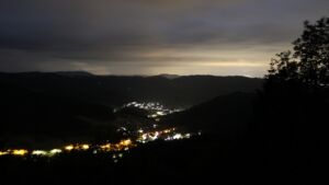 Dieses Bild zeigt eine Webcam-Aufnahme vom Achertal, aufgenommen am Montag, den 01.06.2026 um 03:40 Uhr. Die Temperatur betrug 12.3°C.
