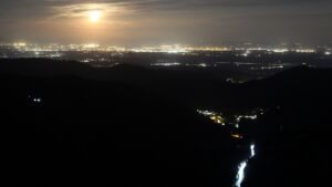 Dieses Bild zeigt eine Webcam-Aufnahme vom Achertal, aufgenommen am Dienstag, den 28.04.2026 um 04:30 Uhr. Die Temperatur betrug 9.8°C.