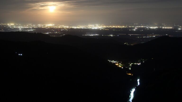 Dieses Bild zeigt eine Webcam-Aufnahme vom Achertal, aufgenommen am Dienstag, den 28.04.2026 um 04:30 Uhr. Die Temperatur betrug 9.8°C.