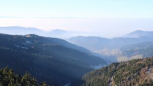 Dieses Bild zeigt eine Webcam-Aufnahme vom Achertal, aufgenommen am Samstag, den 27.12.2025 um 13:50 Uhr. Die Temperatur betrug 5°C.