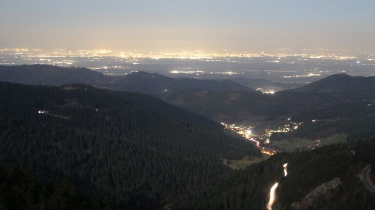 Dieses Bild zeigt eine Webcam-Aufnahme vom Achertal, aufgenommen am Dienstag, den 03.03.2026 um 20:30 Uhr. Die Temperatur betrug 6.2°C.