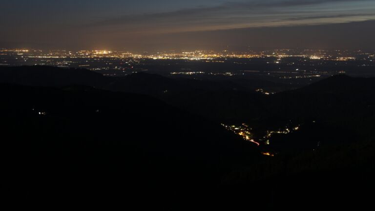 Dieses Bild zeigt eine Webcam-Aufnahme vom Achertal, aufgenommen am Freitag, den 08.08.2025 um 22:20 Uhr. Die Temperatur betrug 21.3°C.