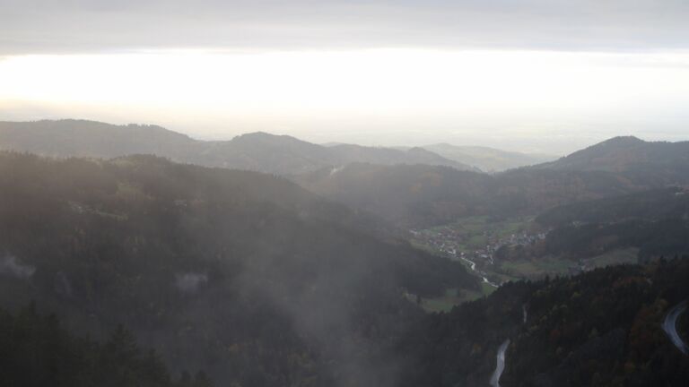 Dieses Bild zeigt eine Webcam-Aufnahme vom Achertal, aufgenommen am Montag, den 27.10.2025 um 16:30 Uhr. Die Temperatur betrug 2.4°C.