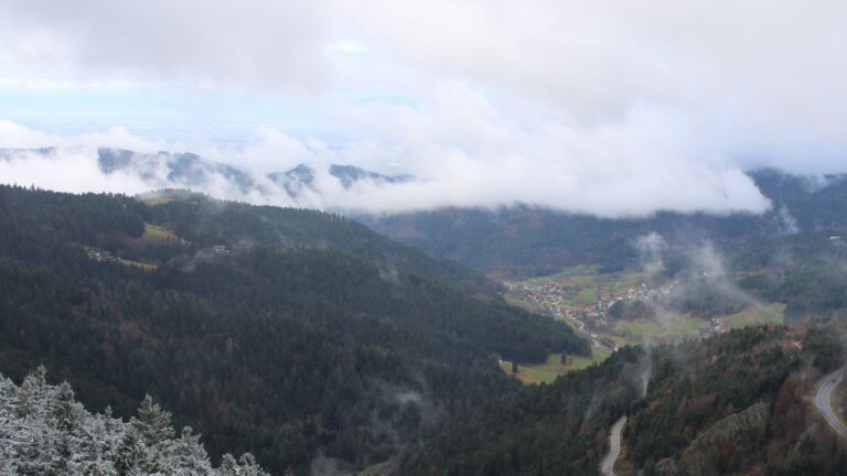 Dieses Bild zeigt eine Webcam-Aufnahme vom Achertal, aufgenommen am Montag, den 17.11.2025 um 11:30 Uhr. Die Temperatur betrug -1.4°C.