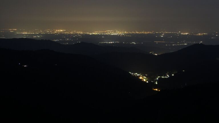 Dieses Bild zeigt eine Webcam-Aufnahme vom Achertal, aufgenommen am Donnerstag, den 12.06.2025 um 23:30 Uhr. Die Temperatur betrug 19.3°C.