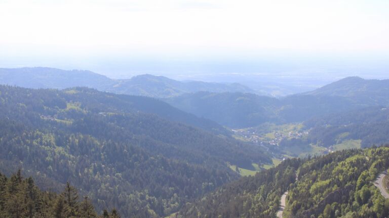 Dieses Bild zeigt eine Webcam-Aufnahme vom Achertal, aufgenommen am Freitag, den 09.05.2025 um 17:10 Uhr. Die Temperatur betrug 10.9°C.