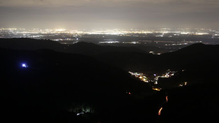 Dieses Bild zeigt eine Webcam-Aufnahme vom Achertal, aufgenommen am Freitag, den 19.12.2025 um 06:10 Uhr. Die Temperatur betrug 7.1°C.