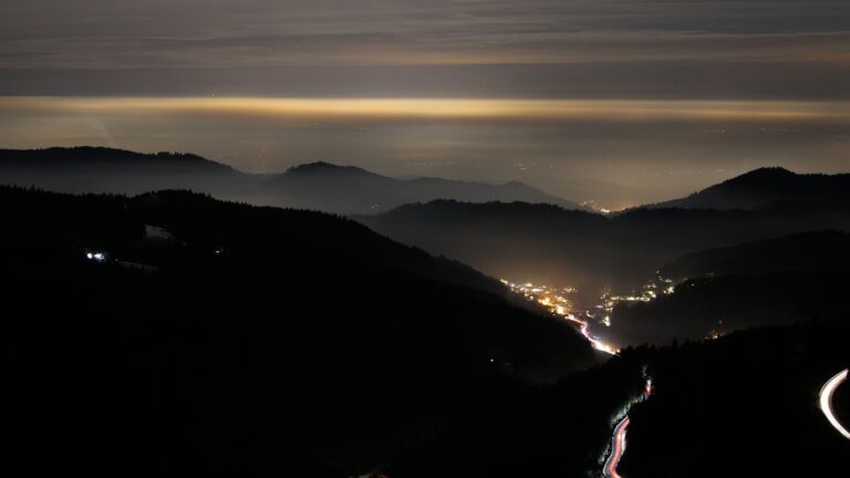 Dieses Bild zeigt eine Webcam-Aufnahme vom Achertal, aufgenommen am Samstag, den 24.01.2026 um 22:30 Uhr. Die Temperatur betrug 2.4°C.