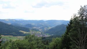 Dieses Bild zeigt eine Webcam-Aufnahme vom Achertal, aufgenommen am Mittwoch, den 01.07.2026 um 17:50 Uhr. Die Temperatur betrug 23.6°C.
