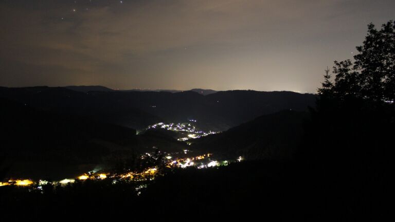 Dieses Bild zeigt eine Webcam-Aufnahme vom Achertal, aufgenommen am Sonntag, den 21.06.2026 um 01:30 Uhr. Die Temperatur betrug 25°C.