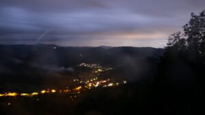 Dieses Bild zeigt eine Webcam-Aufnahme vom Achertal, aufgenommen am Freitag, den 12.06.2026 um 22:30 Uhr. Die Temperatur betrug 12.9°C.
