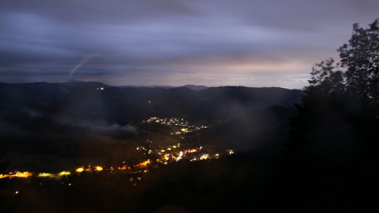 Dieses Bild zeigt eine Webcam-Aufnahme vom Achertal, aufgenommen am Freitag, den 12.06.2026 um 22:30 Uhr. Die Temperatur betrug 12.9°C.