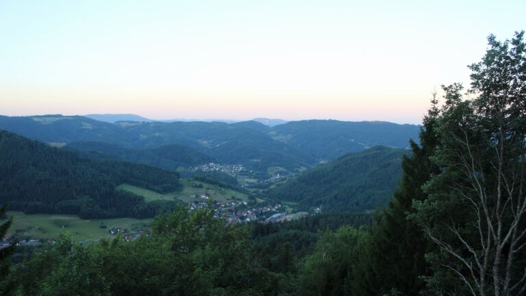 Dieses Bild zeigt eine Webcam-Aufnahme vom Achertal, aufgenommen am Freitag, den 24.07.2026 um 06:10 Uhr. Die Temperatur betrug 13.6°C.