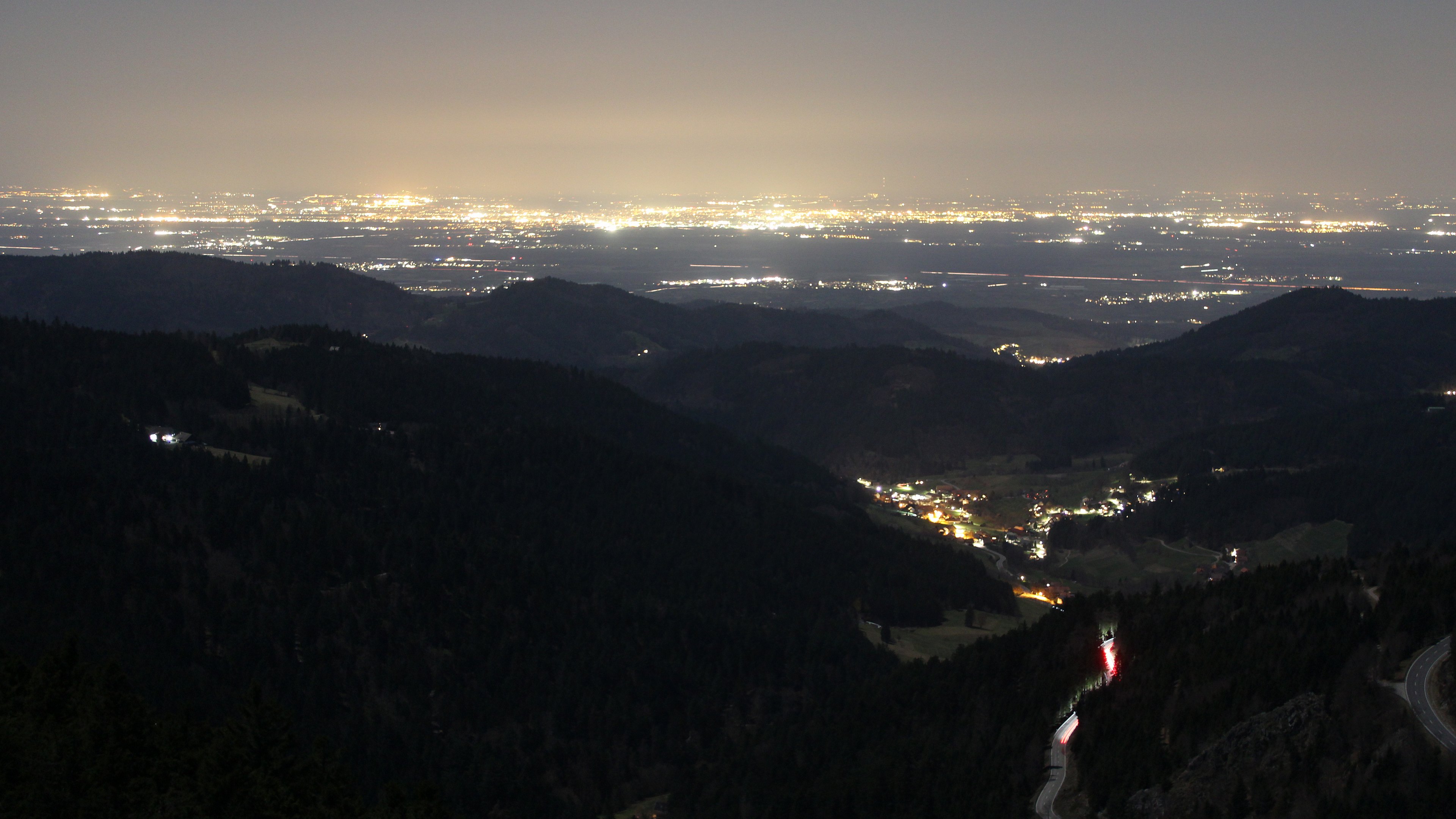 Dieses Bild zeigt eine Webcam-Aufnahme vom Achertal, aufgenommen am Freitag, den 27.02.2026 um 21:30 Uhr. Die Temperatur betrug 12.5°C.
