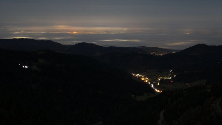 Dieses Bild zeigt eine Webcam-Aufnahme vom Achertal, aufgenommen am Montag, den 10.11.2025 um 04:30 Uhr. Die Temperatur betrug 4.4°C.